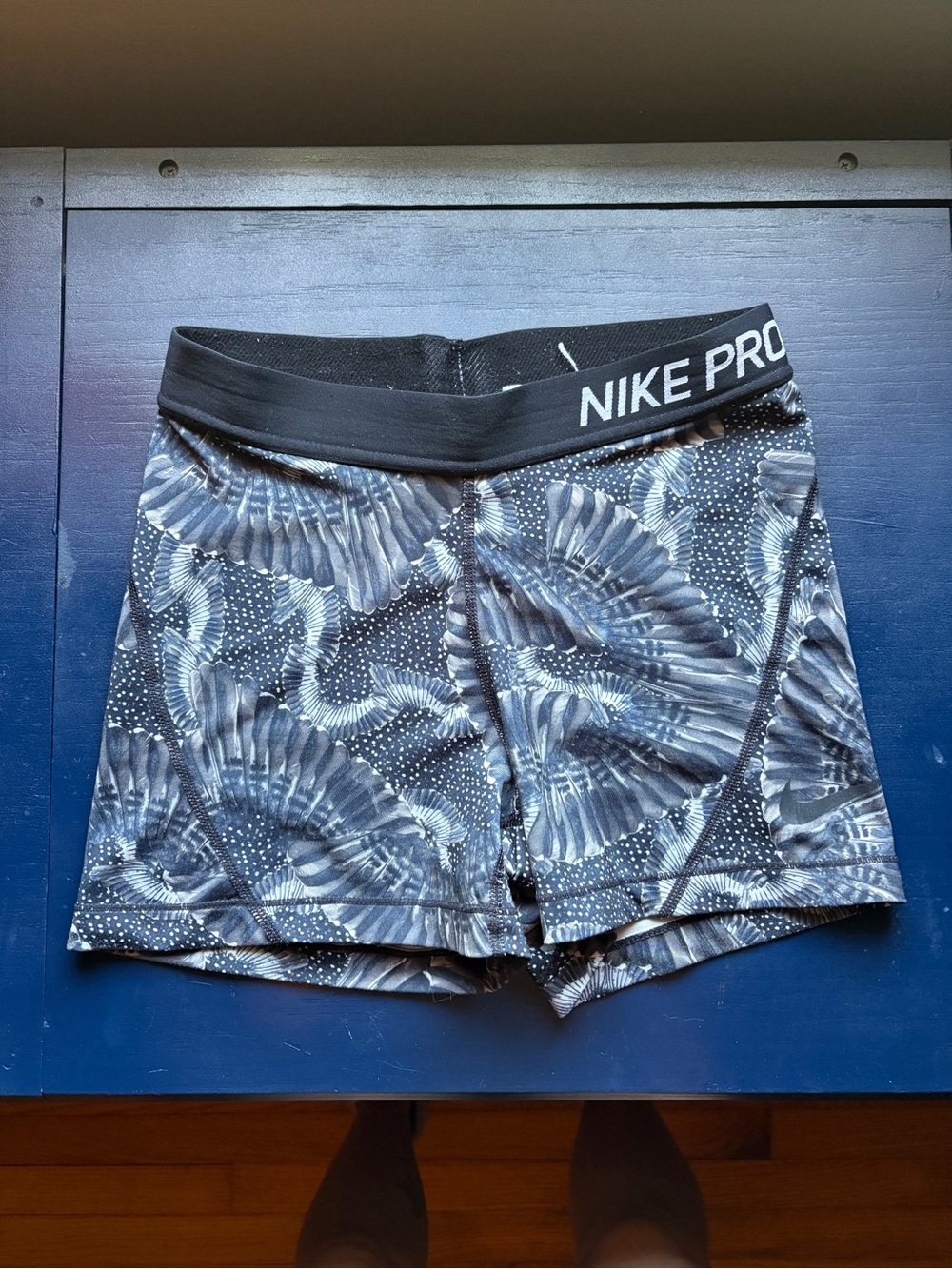 Nike Pro Women's Black & Gray Feather-Print Bike Shorts